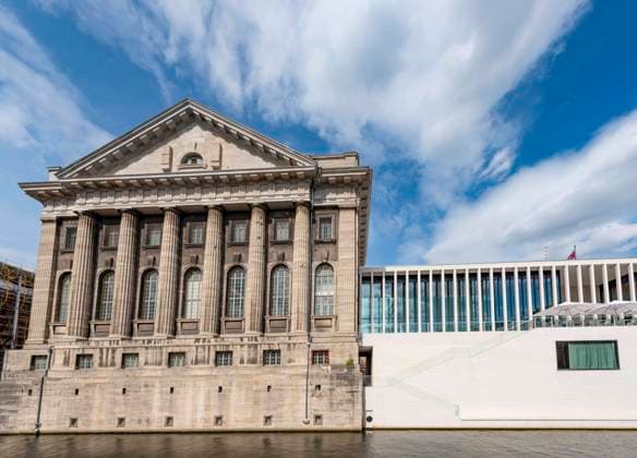  Pergamonmuseum mit James-Simon-Galerie, Museumsinsel, Berlin Mitte, Berlin, Deutschland, Europa *** Pergamon Museum with James Simon Gallery, Museum Island, Berlin Mitte, Berlin, Germany, Europe Copyright: imageBROKER/MaraxBrandl ibxmab06028607.jpg