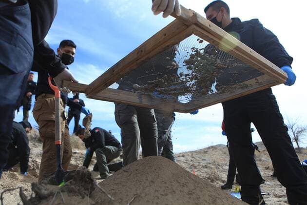 Agents of the Attorney General of the State of Chihuahua and forensic experts participate in an operation to search for clandestine graves, in Ciudad Juarez, Mexico, 28 January 2021. Agents found a grave on Thursday in a sandy gap in an area called Valle de Juarez. 80% of homicides in Mexico are linked to drug trafficking, leaving the country with one of the highest rates of this crime in the world, according to a report by the NGO Semaforo Delictivo. According to the organization s report, a total of 34,515 homicides were registered in 2020, a slight reduction of 2 percent compared to the previous year when 34,648 victims were recorded. Agents seeking missing persons in Northern Mexico begin to obtain results !ACHTUNG: NUR REDAKTIONELLE N  Copyright: xLuisxTorresx MEX3898 20210129-637474863194236197