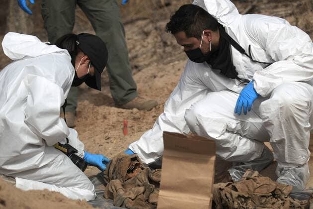 Agents of the Attorney General of the State of Chihuahua and forensic experts participate in an operation to search for clandestine graves, in Ciudad Juarez, Mexico, 28 January 2021. Agents found a grave on Thursday in a sandy gap in an area called Valle de Juarez. 80% of homicides in Mexico are linked to drug trafficking, leaving the country with one of the highest rates of this crime in the world, according to a report by the NGO Semaforo Delictivo. According to the organization s report, a total of 34,515 homicides were registered in 2020, a slight reduction of 2 percent compared to the previous year when 34,648 victims were recorded. Agents seeking missing persons in Northern Mexico begin to obtain results !ACHTUNG: NUR REDAKTIONELLE N  Copyright: xLuisxTorresx MEX3893 20210129-637474863802990094