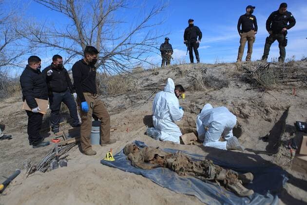 Agents of the Attorney General of the State of Chihuahua and forensic experts participate in an operation to search for clandestine graves, in Ciudad Juarez, Mexico, 28 January 2021. Agents found a grave on Thursday in a sandy gap in an area called Valle de Juarez. 80% of homicides in Mexico are linked to drug trafficking, leaving the country with one of the highest rates of this crime in the world, according to a report by the NGO Semaforo Delictivo. According to the organization s report, a total of 34,515 homicides were registered in 2020, a slight reduction of 2 percent compared to the previous year when 34,648 victims were recorded. Agents seeking missing persons in Northern Mexico begin to obtain results !ACHTUNG: NUR REDAKTIONELLE N  Copyright: xLuisxTorresx MEX3901 20210129-637474863811271401