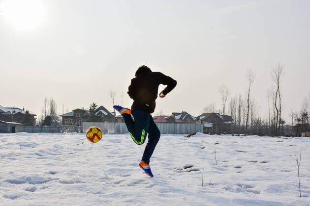 Freizeit Trend: Football Freestyle January 28, 2021, Srinagar, Kashimir, India: A Kashmiri youth seen juggling a ball in a snow covered field during a cold winter day on the outskirts of Srinagar. Srinagar India - ZUMAs197 20210128_zaa_s197_227 Copyright: xSaqibxMajeedx