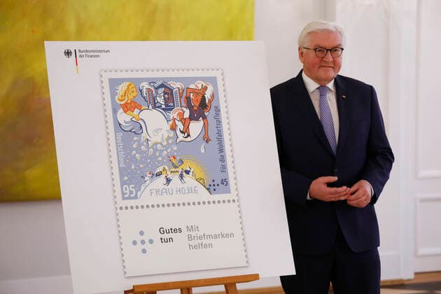 Bilder des Jahres 2021, News 01 Januar News Themen der Woche KW04 News Bilder des Tages Frank-Walter Steinmeier, Bundespräsident der Bundesrepublik Deutschland, Berlin, Schloss Bellevue, Übergabe der Wohlfahrtsmarken 2021 durch den Bundesminister der Finanzen *** Frank Walter Steinmeier, President of the Federal Republic of Germany, Berlin, Bellevue Palace, Presentation of the 2021 Welfare Stamps by the Federal Minister of Finance