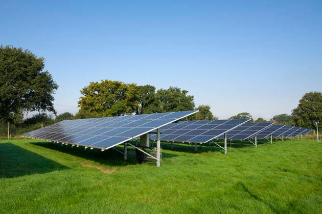 IMAGO Nature: Unsere Erde, Energiequellen, Photovoltaik Solar arrays in a field generating electricity near Churchill in North Somerset. Copyright: xCraigxJoiner LOOPxIMAGESx CJO11520007