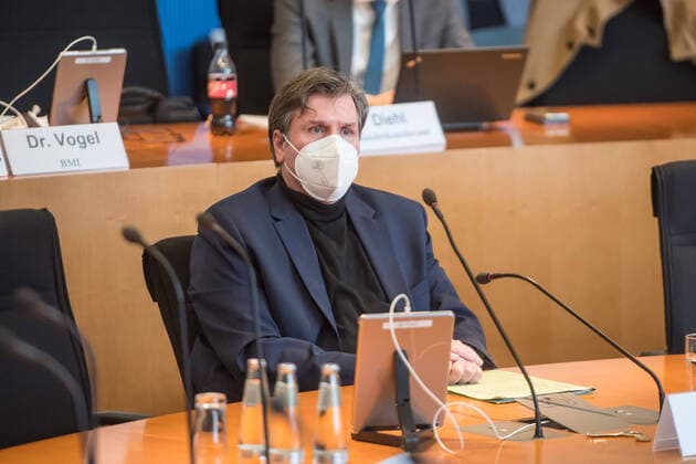 Politik Amri-Untersuchungsausschuss des Bundestag 120. Sitzung des 1. Untersuchungsausschuss der 19. Legislaturperiode des Deutschen Bundestag am Donnerstag den 28. Januar 2021 zur Aufklaerung des Terroranschlag durch den islamistischen Terroristen Anis Amri auf den Weihnachtsmarkt am Berliner Breitscheidplatz im Dezember 2016. Im Bild: Staatssekretaer Torsten Akmann von der Senatsverwaltung fuer Inneres und Sport des Landes Berlin vor seiner Zeugenvernehmung. 28.1.2021, Berlin *** Politics Amri Investigative Committee of the Bundestag 120 meeting of the 1 Investigative Committee of the 19 legislative period of the German Bundestag on Thursday 28 January 2021 to investigate the terrorist attack by the Islamist terrorist Anis Amri on th