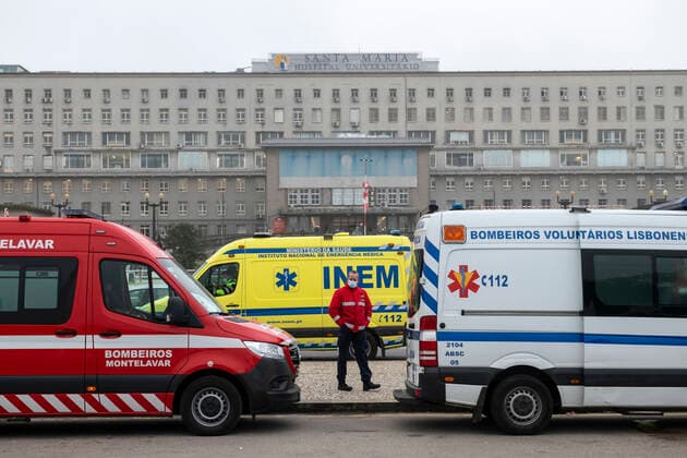 January 29, 2021, Lisbon, Portugal: Ambulances waiting in a queue amid Covid-19 pandemic..Dozens of ambulances line up to drop off patients infected with Covid-19 at the Santa Maria hospital in Lisbon. The wait can take up to 12 hours. While waiting, patients receive assistance inside the emergency vehicles. Lisbon Portugal - ZUMAs197 20210129_zaa_s197_082 Copyright: xHugoxAmaralx
