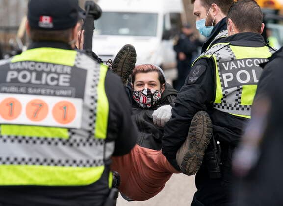 News Bilder des Tages January 29, 2021, Vancouver, BC, Canada: Members of the Extinction Rebellion get arrested after blocking the entrance to the Port of Vancouver, Friday, January 29, 2021. The protesters planned the march and blockade as a part of their anti-pipeline campaign. Vancouver Canada  - ZUMAc35_ 20210129_zaf_c35_060 Copyright: xJonathanxHaywardx