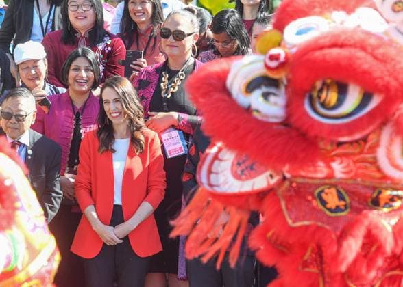 News Bilder des Tages (210130) -- AUCKLAND, Jan. 30, 2021 -- New Zealand Prime Minister Jacinda Ardern joins people in attending the 2021 Chinese New Year Festival and Market Day event in Auckland, New Zealand, Jan. 30, 2021. The annual event, one of the largest Chinese New Year celebrations in New Zealand, was joined by New Zealand Prime Minister Jacinda Ardern, Auckland Mayor Phil Goff, Opposition leader Judith Collins and many distinguished guests. ) NEW ZEALAND-AUCKLAND-CHINESE NEW YEAR FESTIVAL & MARKET DAY GuoxLei 