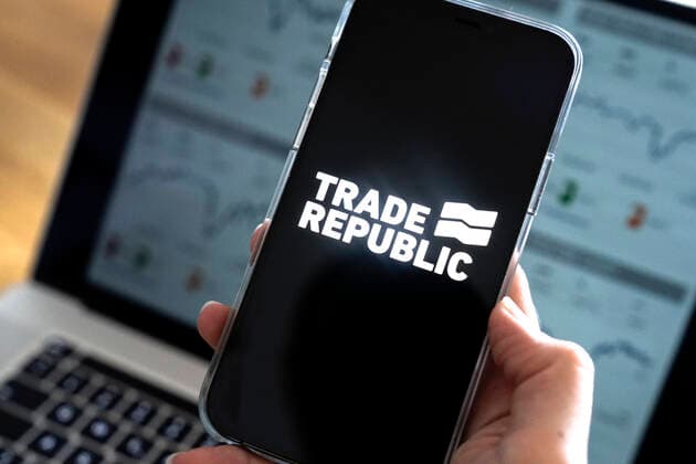 Symbolfoto Trading App Trade Republic Symbolbild Trading App Trade Republic die unter anderem fuer den Kleinanleger Coup des rasanten Anstiegs einer Videospiel Aktien in Verbindung steht. Hierbei wurden auf Handelsplattformen zum Kauf der Aktie aufgerufen wodurch der Kurs in die Hoehe schnellte. Deutschland *** Symbol photo Trading App Trade Republic Symbol picture Trading App Trade Republic which stands among other things for the Kleinanleger coup of the rapid rise of a video game shares in connection Here on commercial platforms to the purchase of the share one called whereby the course in the sky rose Germany