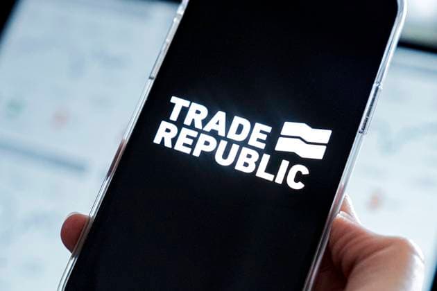 Symbolfoto Trading App Trade Republic Symbolbild Trading App Trade Republic die unter anderem fuer den Kleinanleger Coup des rasanten Anstiegs einer Videospiel Aktien in Verbindung steht. Hierbei wurden auf Handelsplattformen zum Kauf der Aktie aufgerufen wodurch der Kurs in die Hoehe schnellte. Deutschland *** Symbol photo Trading App Trade Republic Symbol picture Trading App Trade Republic which stands among other things for the Kleinanleger coup of the rapid rise of a video game shares in connection Here on commercial platforms to the purchase of the share one called whereby the course in the sky rose Germany