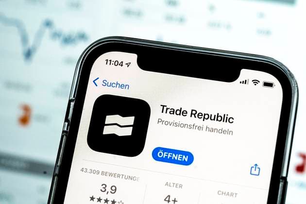 Symbolfoto Trading App Trade Republic Symbolbild Trading App Trade Republic die unter anderem fuer den Kleinanleger Coup des rasanten Anstiegs einer Videospiel Aktien in Verbindung steht. Hierbei wurden auf Handelsplattformen zum Kauf der Aktie aufgerufen wodurch der Kurs in die Hoehe schnellte. Deutschland *** Symbol photo Trading App Trade Republic Symbol picture Trading App Trade Republic which stands among other things for the Kleinanleger coup of the rapid rise of a video game shares in connection Here on commercial platforms to the purchase of the share one called whereby the course in the sky rose Germany