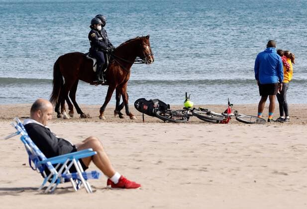 Mounted police keep watch on the beach of Malvarrosa during the first weekend since the perimeter lock-down of towns with more than 50,000 inhabitants after coronavirus cases continue to climb in Valencia, eastern Spain, 31 January 2021. Police control on the beach after perimeter lock-down !ACHTUNG: NUR REDAKTIONELLE NUTZUNG!  Copyright: xJuanxCarlosxCárdenasx(es-ES)x GRAFCVA1506 20210131-637476958724221519