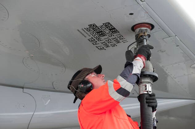 DEUTSCHLAND, Hamburg airport, Betankung eines Lufthansa Flugzeug mit biofuel, die Lufthansa testet seit Juli 2011 im Rahmen des Forschungsprojekts burnFAIR einen Treibstoff aus nachwachsenden Rohstoffen mit einem Airbus A321 , der taeglich zwischen Hamburg und Frankfurt fliegt, dessen eines Triebwerk zu 50 Prozent mit dem bio-synthetischem Kerosin Pure Sky aus Jatropha Oel, Camelina Oel ( Leindotter ) und tierischem Fett betrieben wird, geliefert von finnischer Firma Neste Oil , die auf Nachhaltigkeit zertifizierten Rohstoffe