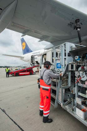 DEUTSCHLAND, Hamburg airport, Betankung eines Lufthansa Flugzeug mit biofuel, die Lufthansa testet seit Juli 2011 im Rahmen des Forschungsprojekts burnFAIR einen Treibstoff aus nachwachsenden Rohstoffen mit einem Airbus A321 , der taeglich zwischen Hamburg und Frankfurt fliegt, dessen eines Triebwerk zu 50 Prozent mit dem bio-synthetischem Kerosin Pure Sky aus Jatropha Oel, Camelina Oel ( Leindotter ) und tierischem Fett betrieben wird, geliefert von finnischer Firma Neste Oil , die auf Nachhaltigkeit zertifizierten Rohstoffe
