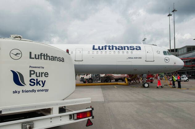 DEUTSCHLAND, Hamburg airport, Betankung eines Lufthansa Flugzeug mit biofuel, die Lufthansa testet seit Juli 2011 im Rahmen des Forschungsprojekts burnFAIR einen Treibstoff aus nachwachsenden Rohstoffen mit einem Airbus A321 , der taeglich zwischen Hamburg und Frankfurt fliegt, dessen eines Triebwerk zu 50 Prozent mit dem bio-synthetischem Kerosin Pure Sky aus Jatropha Oel, Camelina Oel ( Leindotter ) und tierischem Fett betrieben wird, geliefert von finnischer Firma Neste Oil , die auf Nachhaltigkeit zertifizierten Rohstoffe