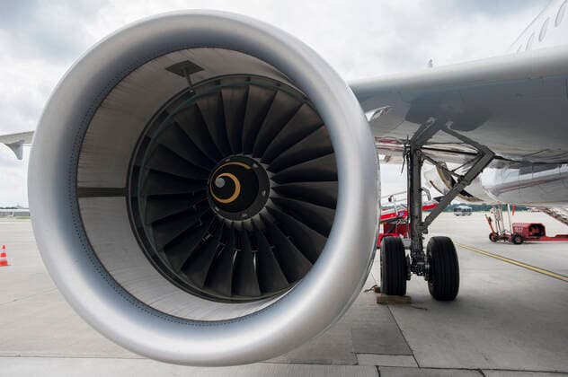 DEUTSCHLAND, Hamburg airport, Lufthansa Flugzeug mit biofuel, die Lufthansa testet seit Juli 2011 im Rahmen des Forschungsprojekts burnFAIR einen Treibstoff aus nachwachsenden Rohstoffen mit einem Airbus A321 , der taeglich zwischen Hamburg und Frankfurt fliegt, dessen eines Triebwerk zu 50 Prozent mit dem bio-synthetischem Kerosin Pure Sky aus Jatropha Oel, Camelina Oel ( Leindotter ) und tierischem Fett betrieben wird, geliefert von finnischer Firma Neste Oil , die auf Nachhaltigkeit zertifizierten Rohstoffe kommen von Plantagen