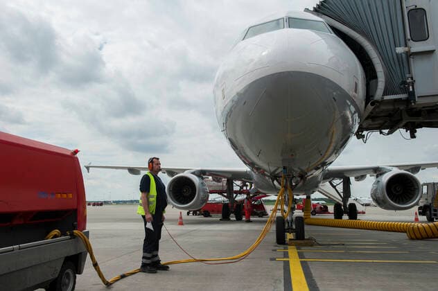 DEUTSCHLAND, Hamburg airport, Lufthansa Flugzeug mit biofuel, die Lufthansa testet seit Juli 2011 im Rahmen des Forschungsprojekts burnFAIR einen Treibstoff aus nachwachsenden Rohstoffen mit einem Airbus A321 , der taeglich zwischen Hamburg und Frankfurt fliegt, dessen eines Triebwerk zu 50 Prozent mit dem bio-synthetischem Kerosin Pure Sky aus Jatropha Oel, Camelina Oel ( Leindotter ) und tierischem Fett betrieben wird, geliefert von finnischer Firma Neste Oil , die auf Nachhaltigkeit zertifizierten Rohstoffe kommen von Plantagen