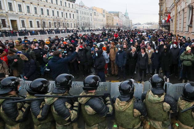 Bilder des Jahres 2021, News 01 Januar News Themen der Woche KW04 News Bilder des Tages ST PETERSBURG, RUSSIA - JANUARY 31, 2021: Riot police officers guard the area outside the St Petersburg Legislative Assembly building during an unauthorized rally in support of Russian opposition activist Alexei Navalny. Peter Kovalev TASS  TS0F59B2