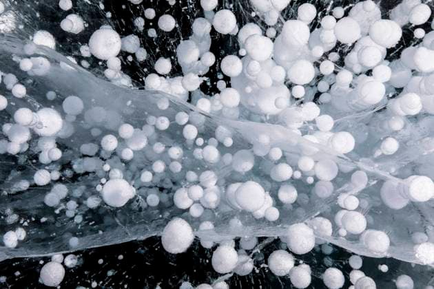 IMAGO Nature: Unsere Erde, Umweltvertr?gliche Herausforderungen des 21. Jahrhunderts, Methan Top view of amazing frozen methane bubbles under water of icy Lake Baikal in winter as abstract background Copyright: xJulioxSacristanx Model Released