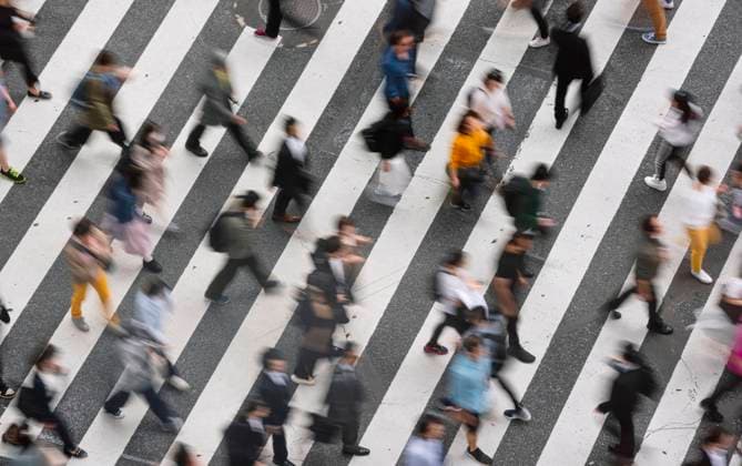 IMAGO Nature: Unsere Erde, Umweltprobleme, ?berbev?lkerung From above unrecognizable people walking on zebra crossing on busy crowded street in Tokyo Copyright: xMikelxPoncex Model Released