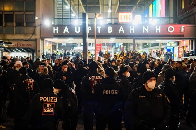 Bilder des Jahres 2021, News 01 Januar News Themen der Woche KW04 News Bilder des Tages Ausschreitungen am Münchner Hauptbahnhof 31.01.2021 MÜNCHEN: Die Menge und Polizei vor dem Haupteingang. Zahlreiche Menschen versammelten sich am Abend am Haupteingang des Münchner Hauptbahnhofes. Unter ihnen befanden sich viele, die keine Masken trugen, dicht an dicht standen und nationalistische Symboliken benutzten. Es kam zu tumultartigen Szenen, aus der Menge heraus wurden Polizeikräfte mit Gegenständen beworfen, Beleidigungen gerufen und immer wieder versucht Polizeiliche Maßnahmen zu stören. Es wurden Parolen wie SÖDER MUSS WEG gerufen. Etliche Personen wurden in Gewahrsam genommen. München Bayern Deutschland *** Riots at Munich Central Station 31 01 2021 MUNICH The crowd and police in front of the main entrance Numerous