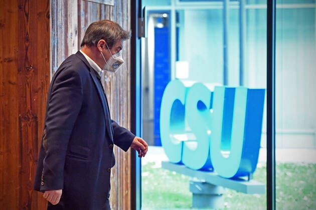 Markus SOEDER Ministerpraesident Bayern und CSU Vorsitzender tritt mit FFP2 Mundschutz,Maske vor einem CSU Logo das Podium Einzelbild,angenittenes Einzelmotiv,Halbfigur,halbe Figur Pressestatement Markus SOEDER Ministerpraesident Bayern und CSU Vorsitzender vor CSU Vorstandssitzung 01 02 2021