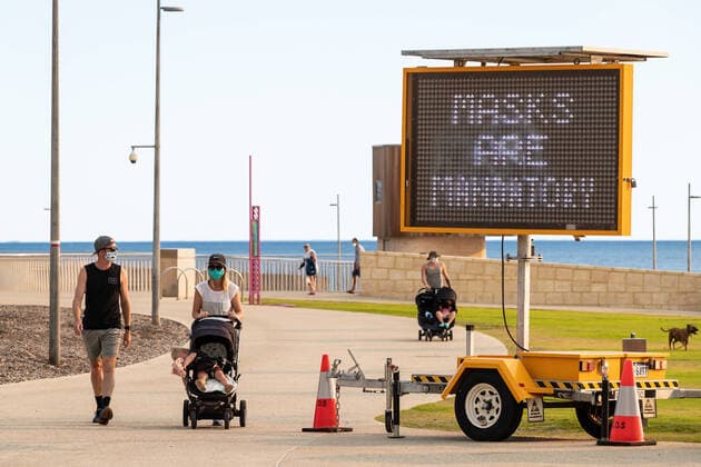 WA CORONAVIRUS COVID19, A sign reading, Masks Are Mandatory, is seen at Scarborough beach in Perth, Monday, February 1, 2021. West Australian Premier Mark McGowan yesterday called for a five-day lockdown for metropolitan Perth and two nearby regions after a COVID-19 hotel quarantine breach. ( NO ARCHIVING, EDITORIAL USE ONLY, NO USE IN BOOKS WITHOUT CONSENT  Copyright: xRICHARDxWAINWRIGHTx 20210201001517549094
