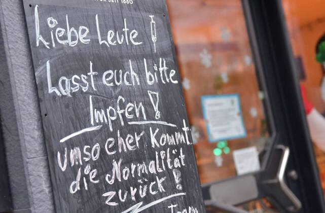 01.02.2021, xblx, Impfgipfel, geschlossenes Geschäft macht Werbung für die Impfung. Auf einer Tafel ist geschrieben: LIEBE LEUTE! LASST EUCH BITTE IMPFEN! UMSO EHER KOMMT DIE NORMALITÄT ZURÜCK! Friedberg *** 01 02 2021, xblx, vaccination summit, closed shop advertises vaccination On a board is written DEAR PEOPLE PLEASE GET VACCINATED UNTIL NORMALITY COMES BACK Friedberg