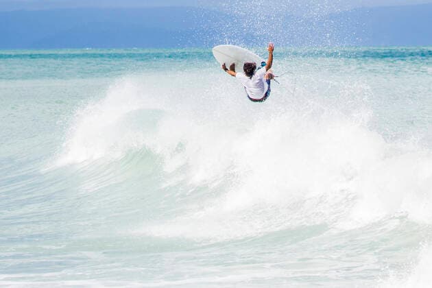 Surfer jumping on wave in mid air Matapalo, Provincia de Guanacaste, Costa Rica CR_CHPH210127F-613934-01 ,model released, Symbolfoto
