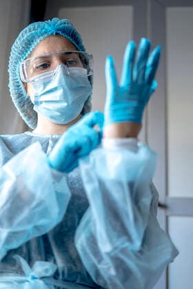 Medicine and Surgery theme: doctor putting on protective blue gloves Madrid, Community of Madrid, Spain CR_JFOMNK210106B-595797-01 ,model released, Symbolfoto