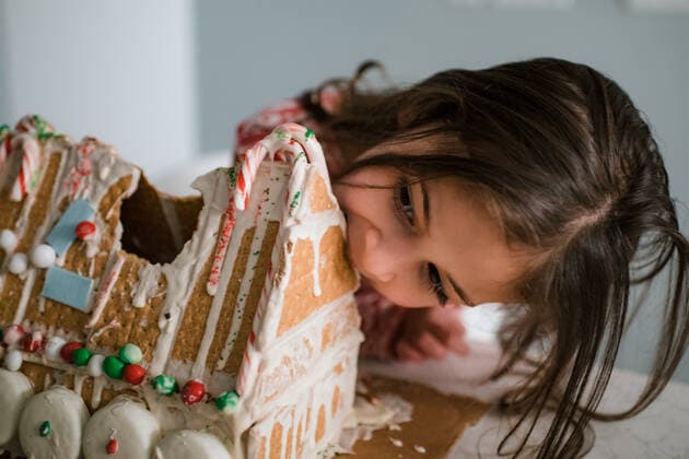Young female child eating gingerbread house big bite Washington, DC, United States CR_KEBE210119A-606054-01 ,model released, Symbolfoto