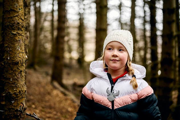 IMAGO Creative, Jahreszeit Herbst, Ferien Positive child in warm clothes relaxing in autumn forest Reykjavík, Iceland CR_OSBJ210113G-609989-01 ,model released, Symbolfoto