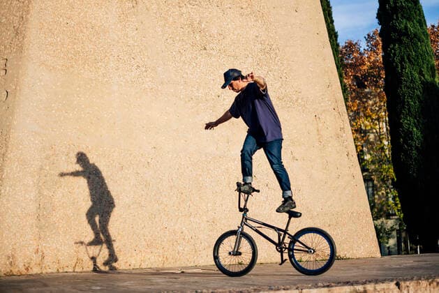 IMAGO Creative: Sport in der Stadt Man practicing tricks with the bmx bike in the city Madrid, Community of Madrid, Spain CR_OSCA210112-591755-01 ,model released, Symbolfoto