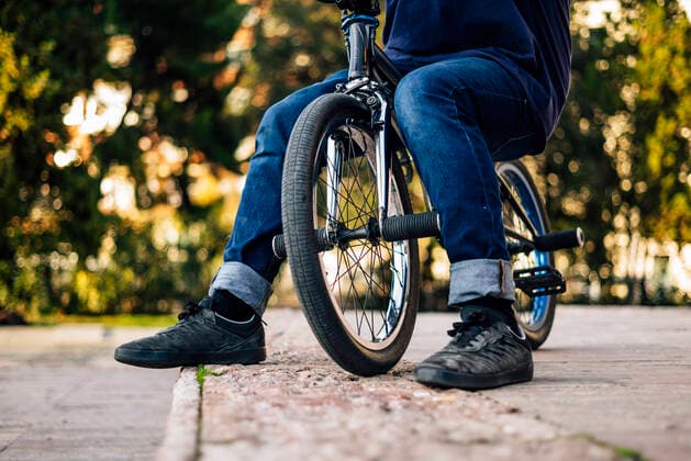 Close up of a man posing with his bmx bike that his face cannot be seen Madrid, Community of Madrid, Spain CR_OSCA210112-591764-01 ,model released, Symbolfoto