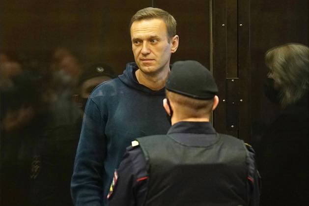 News Bilder des Tages MOSCOW, RUSSIA â€” FEBRUARY 2, 2021: Opposition activist Alexei Navalny (back) appears at Moscow City Court for a Simonovsky District Court hearing into an application by the Russian Federal Penitentiary Service to convert his suspended sentence of three and a half years into a real jail term. Navalny, who had been wanted in Russia since December 2020 for violating probation conditions in the Yves Rocher case, was detained at Sheremetyevo Airport near Moscow on his return to Russia from Germany on 17 January 2021. On 18 January, Moscow Regionâ€™s Khimki Court ruled that Navalny be put into custody until 15 February 2021. Moscow City Court Press Service TASS THIS IMAGE WAS PROVIDED BY A THIRD PARTY. EDITORIAL USE ONLY  TS0F5BDE