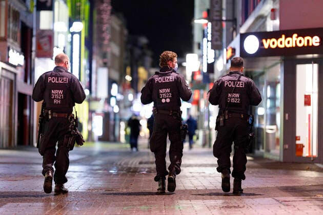 Because of the Corona pandemic Corona controls from the past year will probably flush several hundred thousand euros into the coffers of the city of Cologne fines and warnings in the total amount of a good 609 000 euros has collected the city so far In the picture, a police patrol in the pedestrian zone Hohe Stre Foto:xC.xHardtx xFuturexImage