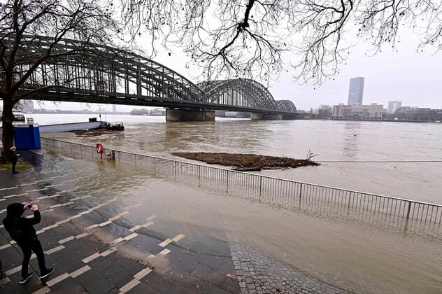 Bilder des Jahres 2021, News 02 Februar News Themen der Woche KW05 News Bilder des Tages Der Rhein-Pegel steigt an,Tauwetter und viel Regen,lassen die Gefahr von Überschwemmungen steigen.Das Rhein-Hochwasser steigt über die Ufer,aufgestellte Warnschilder,weisen auf das Hochwasser hin,Impressionen vom Hochwasser in Köln,fotografiert am 02.02.2021. Â *** The Rhine level rises, thaw and much rain, let the danger of floods rise the Rhine flood rises over the banks, set up warning signs, point to the high water, impressions of the high water in Cologne, photographed on 02 02 2021.