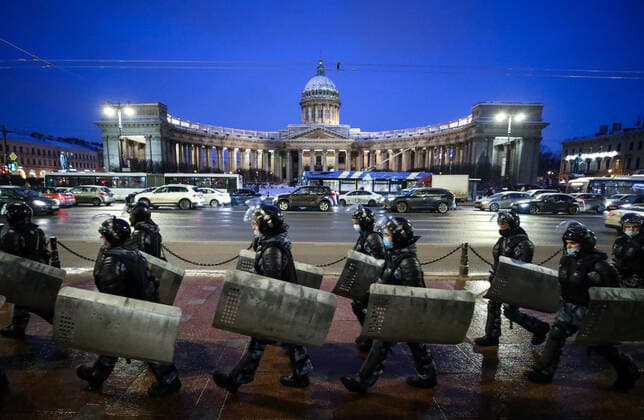 Bilder des Jahres 2021, News 02 Februar News Themen der Woche KW05 News Bilder des Tages Russland, SicherheitskrÃ¤fte bewachen Ã¶ffentliche PlÃ¤tze in St. Petersburg ST PETERSBURG, RUSSIA - FEBRUARY 2, 2021: Riot police officers guard the area outside the Kazan Cathedral in Nevsky Prospekt Street. Peter Kovalev TASS  TS0F5C88