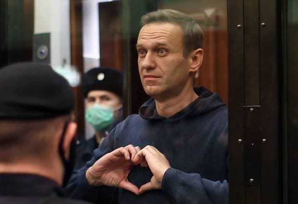 Bilder des Jahres 2021, News 02 Februar News Themen der Woche KW05 News Bilder des Tages Russland, GerichtsanhÃ¶rung von Alexej Nawalny in Moskau MOSCOW, RUSSIA - FEBRUARY 2, 2021: Russian opposition activist Alexei Navalny makes a heart gesture during a hearing into an application by the Russian Federal Penitentiary Service to convert his suspended sentence of three and a half years in the Yves Rocher case into a real jail term. Navalny has been sentenced to 3.5 years in prison. Best quality available. Video screen grab Moscow City Court Press Office TASS A STILL IMAGE TAKEN FROM VIDEO PROVIDED BY A THIRD PARTY. EDITORIAL USE ONLY  TS0F5CD9