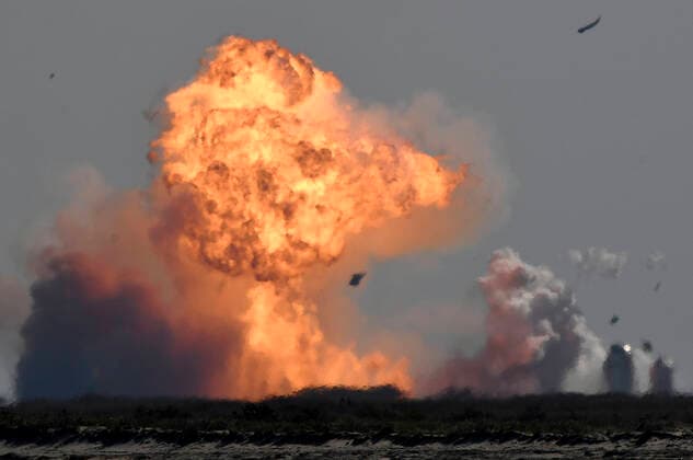 Bilder des Jahres 2021, News 02 Februar News Themen der Woche KW05 News Bilder des Tages USA, Prototyp von neuer SpaceX Starship SN 9 Rakete bei Landung explodiert, Boca Chica February 2, 2021, Boca Chica, Texas, USA: A fireball rises as the SpaceX Starship SN9 explodes on landing during a high altitude test flight. The ship launched to an altitude of about 6 miles, then was to return to a landing pad, but as it descended in a controlled belly flop back toward a landing, when the prototype fired its engines to right itself back to a vertical orientation, it appeared that one engine did not properly ignite, and Starship hit the ground at an angle, disintegrating in a fireball. Boca Chica USA - ZUMAbl1_ 20210202_zaf_bl1_016 Copyright: xGenexBlevinsx