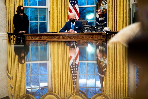February 2, 2021, Washington, District of Columbia, USA: United States President Joe Biden signs executive orders advancing his priority to modernize the US immigration system with US Vice President Kamala Harris looking on in the Oval Office of the White House in Washington, DC, Tuesday, February 2, 2021 Washington USA - ZUMAs152 20210202_zaa_s152_033 Copyright: xDougxMillsx-xPoolxViaxCnpx