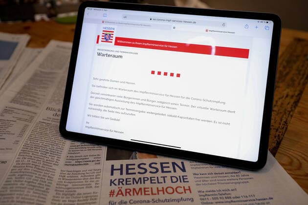 Gross Umstadt Hesse on 3 February 2021 v l , vaccination appointments in Hesse, at the breakfast table citizens in Hesse try to get appointments for vaccination against COVID 19, symbol picture waiting room, homepage state government Hesse photo Joaquim Ferreira Copyright: JoaquimxFerreira