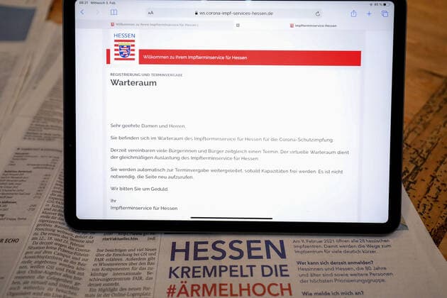 Gross Umstadt Hesse on 3 February 2021 v l , vaccination appointments in Hesse, at the breakfast table citizens in Hesse try to get appointments for vaccination against COVID 19, symbol picture waiting room, homepage state government Hesse photo Joaquim Ferreira Copyright: JoaquimxFerreira