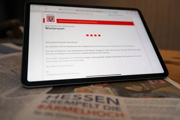 Gross Umstadt Hesse on 3 February 2021 v l , vaccination appointments in Hesse, at the breakfast table citizens in Hesse try to get appointments for vaccination against COVID 19, symbol picture waiting room, homepage state government Hesse photo Joaquim Ferreira Copyright: JoaquimxFerreira