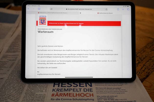 Gross Umstadt Hesse on 3 February 2021 v l , vaccination appointments in Hesse, at the breakfast table citizens in Hesse try to get appointments for vaccination against COVID 19, symbol picture waiting room, homepage state government Hesse photo Joaquim Ferreira Copyright: JoaquimxFerreira