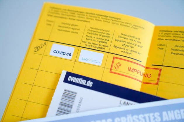 Symbol photo vaccination certificate and ticket Eventim Aktuell, 03 02 2021, Symbol photo of a vaccination certificate and a ticket from the ticket agent CTS Eventim The ticket provider wants to give people who have already been vaccinated against the Corona virus the opportunity to attend concerts and events earlier North Rhine-Westphalia Germany