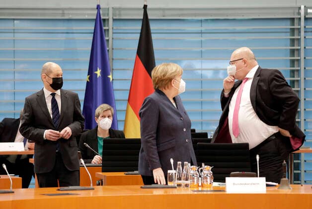 Olaf Scholz, Federal Minister of Finance, SPD, Angela Merkel, Federal Chancellor, CDU, Peter Altmaier, Federal Minister for Economic Affairs and Energy, CDU, 129 Federal Cabinet Meeting, DEU, Berlin, 03 02 2021