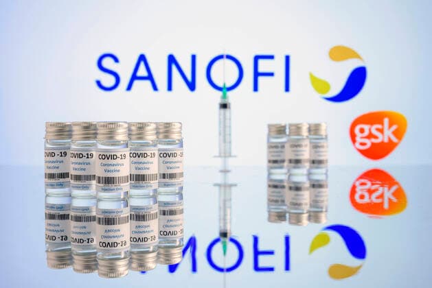 Vaccine doses and syringes stand on a table in front of the logos of Sanofi and GlaxoSmithKline Topic image, symbol image Foto:xD.xAnoraganingrumx xFuturexImage