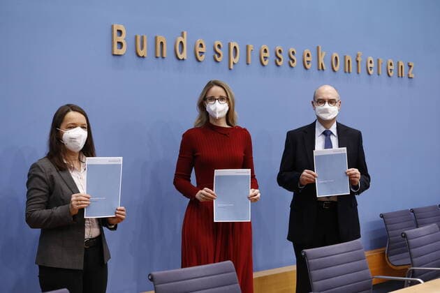 Bilder des Jahres 2021, News 02 Februar News Themen der Woche KW05 News Bilder des Tages Prof. Dr. Dr. Sigrid Graumann, Sprecherin der AG Pandemie des Deutschen Ethikrates, Prof. Dr. Alena Buyx, Vorsitzende Deutscher Ethikrat, Prof. Dr. Dr. h.c. Volker Lipp, Stellvertretender Vorsitzender des Deutschen Ethikrates, Deutschland, Berlin, Bundespressekonferenz, Thema: Besondere Regeln für Geimpfte? *** Prof Dr Dr Sigrid Graumann, Spokesperson of the Pandemic Working Group of the German Ethics Council, Prof Dr Alena Buyx, Chairperson of the German Ethics Council, Prof Dr Dr h c Volker Lipp, Vice-Chairperson of the German Ethics Council, Germany, Berlin, Federal Press Conference, Topic Special Rules for Vaccinated Persons