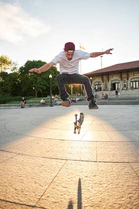 Skateboard enthusiast doing 360 flip while skateboarding in park Montreal, QC, Canada CR_CHPH210203A-615554-01 ,model released, Symbolfoto