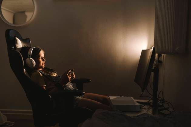 IMAGO Creative, Lifestyle, Gaming Pre-adolescent girl playing video game over television at home Sweden, Gothenburg, model released, property released Copyright: xMaskotx , MA83683